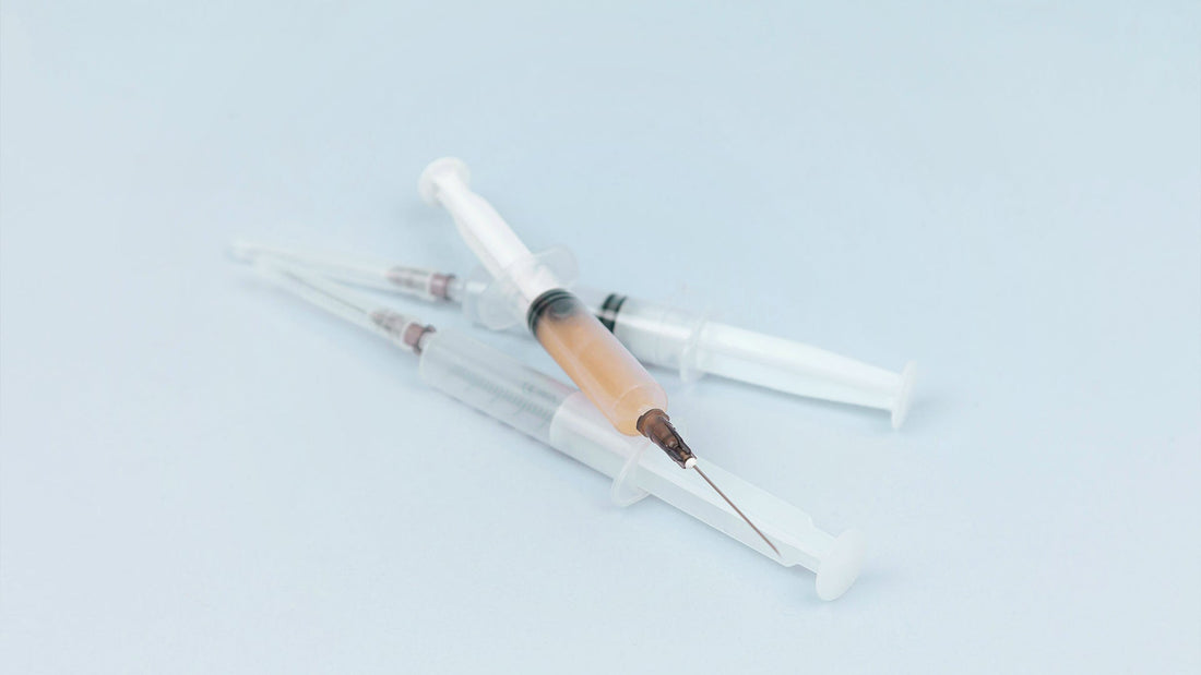 Plusieurs seringues avec du liquide dedans