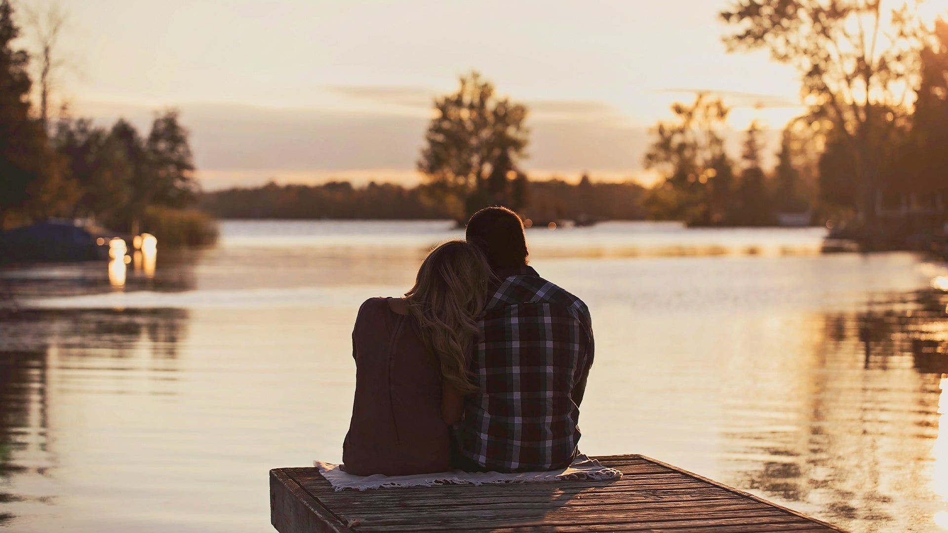 Image d'un couple devant un lac