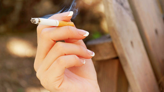 Main de femme tenant une cigarette