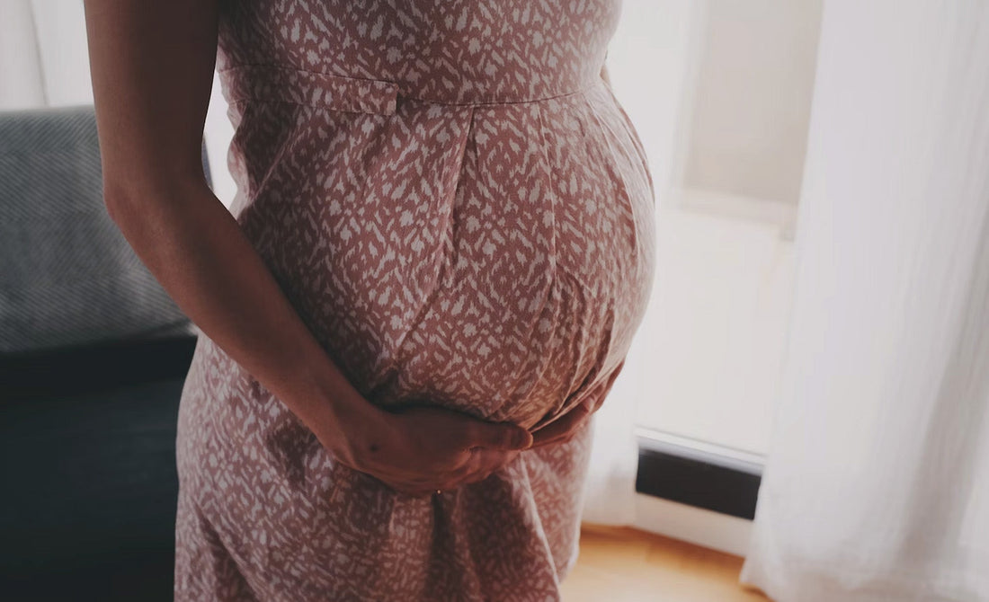 Femme tenant son ventre de femme enceinte